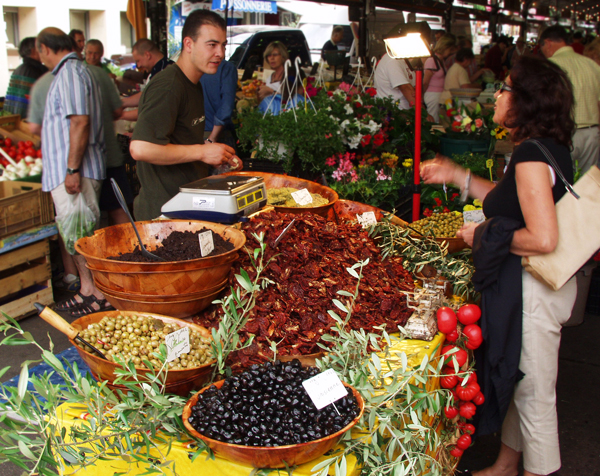 Stand mit mediterranen Produkten auf dem Markt in Antibes, Cote d'Azur, Frankreich