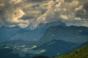 Dramatische beleuchtete Wolken über der Bergen im Wilden Kaiser, Tirol, Österreich