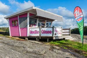 Rosa Kiosk am Fähranleger der Autofähre zwischen Angön und Fruvik in den Schären der schwedischen Westküste