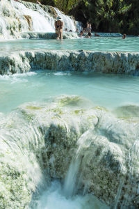 Wasserkaskaden der heissen Thermalquellen von Saturnia, Toskana, Italien