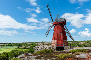 Windmühle mit Holzfassade in roter Farbe auf einem Hügel bei Saltvik in den Schären der schedischen Westküste, Bohuslän, Tanumshede