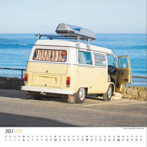 VW-Bus von Surfern in Cornwall im DuMonts Bulli-Kalender 2020